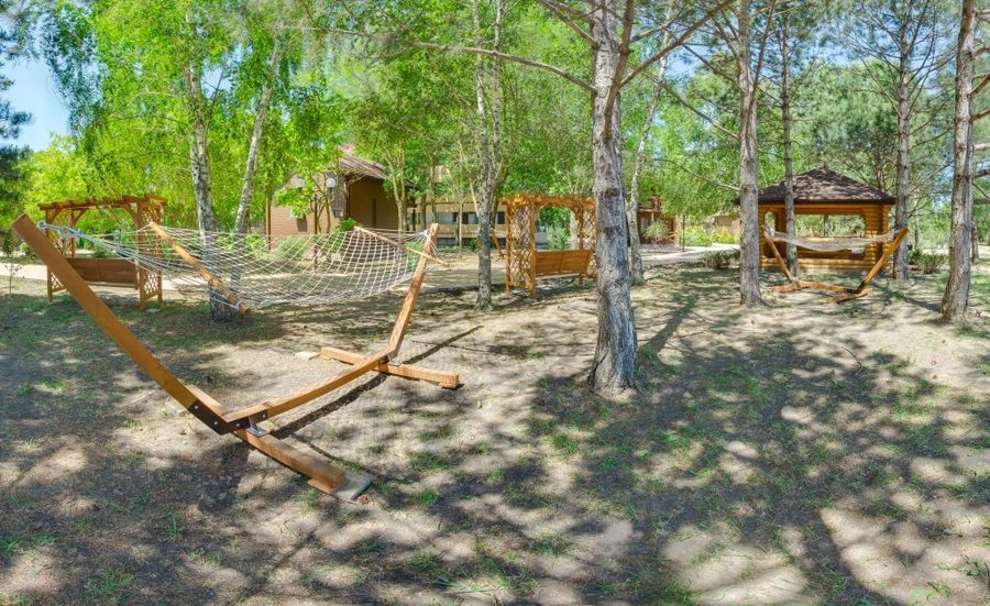 Гамаки и беседки в тени деревьев — фото 4